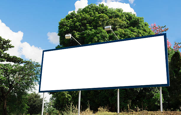 panneau d'affichage-panneau d'affichage vide dans un endroit rural - billboard bill city advertise photos et images de collection