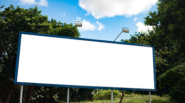 panneau d'affichage-panneau d'affichage vide dans un endroit rural - billboard bill city advertise photos et images de collection