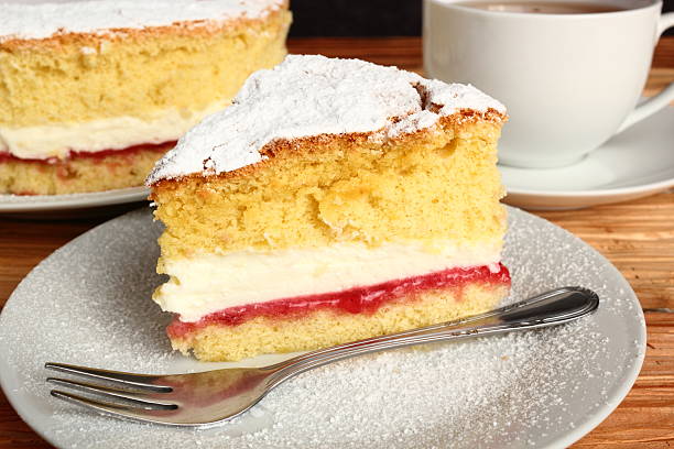 виктория бисквитный торт - tea berry currant fruit стоковые фото и изображения