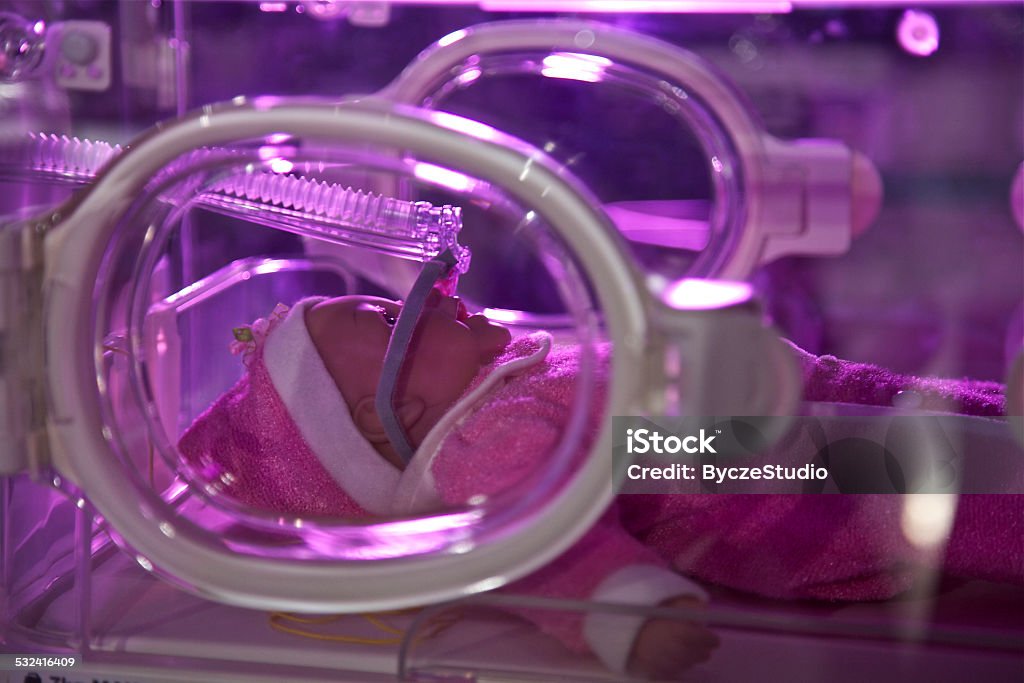Baby doll en incubadora. New born. Respirador. - Foto de stock de 2015 libre de derechos