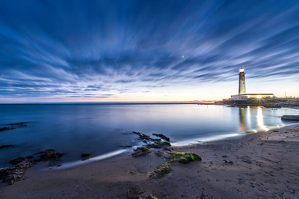 phare à la lumière du coucher du soleil. - fresnel photos et images de collection