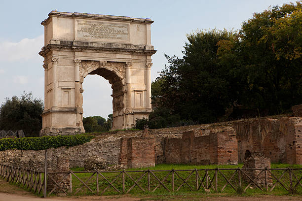 o arco de tito - arch of titus imagens e fotografias de stock