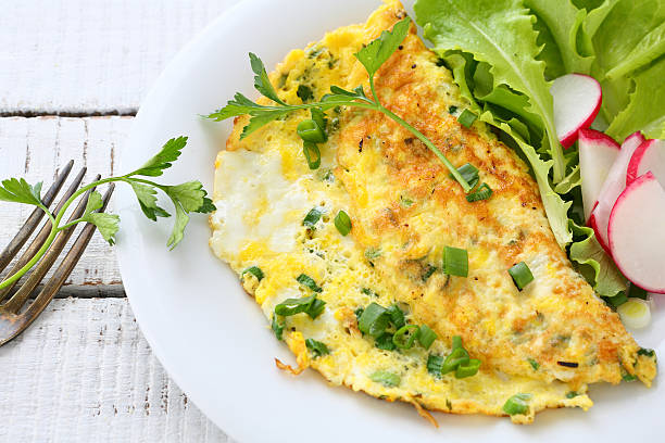 omelette с radishes, луком и салат - fried egg lettuce vegetable lunch стоковые фото и изображения