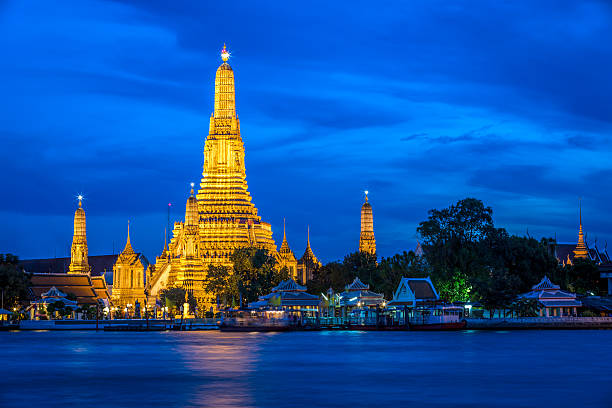 istock Wat Arun Temple at Dusk and Illuminated 532480529