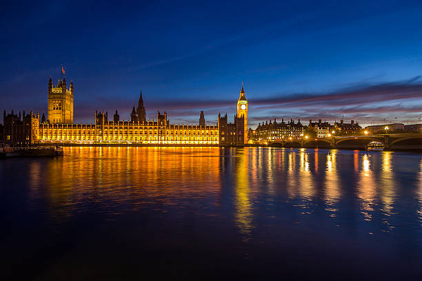 house of parliament und big ben clock tower in london - london england victorian style big ben dark stock-fotos und bilder