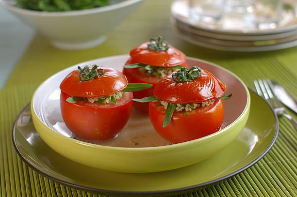 tomates rellenos - stuffed tomato fotografías e imágenes de stock