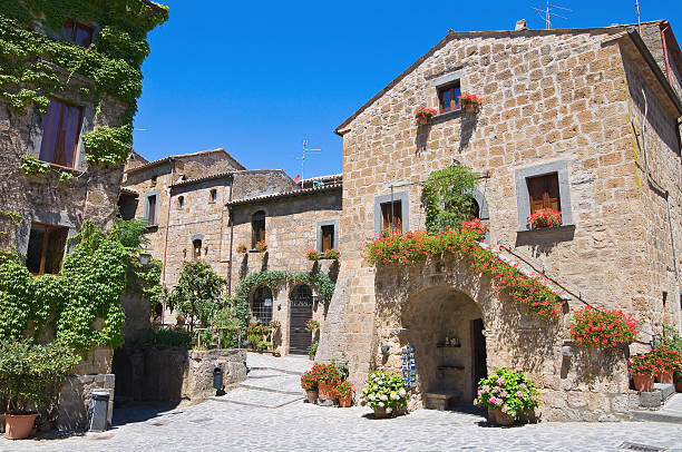 alleyway. civita di bagnoregio. lacio. italia. - civita di bagnoregio fotografías e imágenes de stock