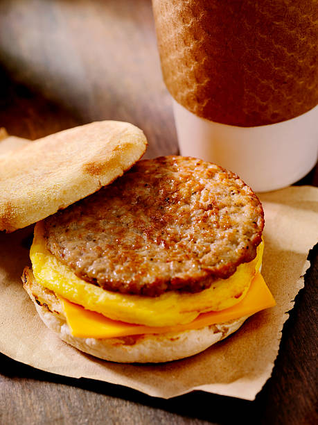kiełbasa i jajko kanapka śniadaniowa - coffee muffin take out food disposable cup zdjęcia i obrazy z banku zdjęć