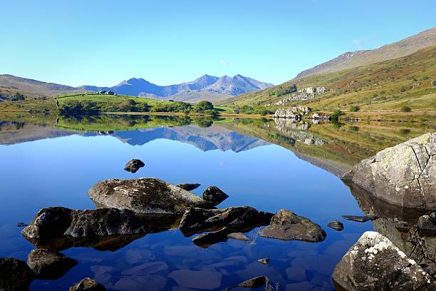 reflections of de snowdonia - wales snowdonia snowdonia national park mountain fotografías e imágenes de stock