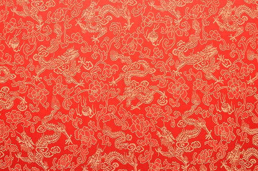 Fragmento de rojo con dragones chinos de seda dorada y flores photo
