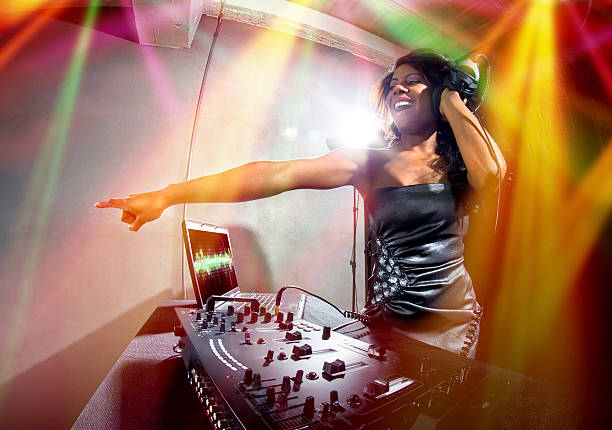 czarna kobieta dj w nighclub strona odtwarzania muzyki - crossfader zdjęcia i obrazy z banku zdjęć