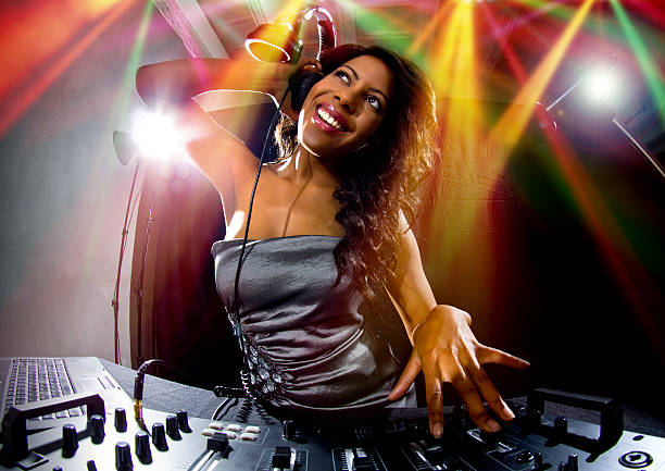 czarna kobieta dj w nighclub strona odtwarzania muzyki - crossfader zdjęcia i obrazy z banku zdjęć