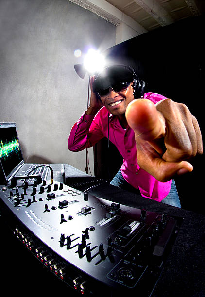 czarny męski dj gra muzyka w dyskoteka party - crossfader zdjęcia i obrazy z banku zdjęć
