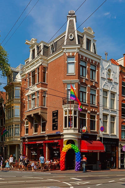 festlich dekorierten amsterdam - city amsterdam urban scene gay parade stock-fotos und bilder