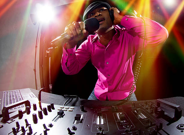czarny męski dj gra muzyka w dyskoteka party - crossfader zdjęcia i obrazy z banku zdjęć