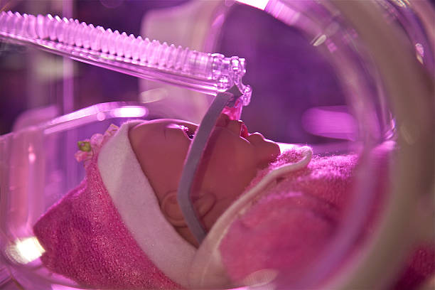 baby doll в инкубаторе. новорожденного. respirator machine.patient на respirator. - baby doll dress стоковые фото и изображения