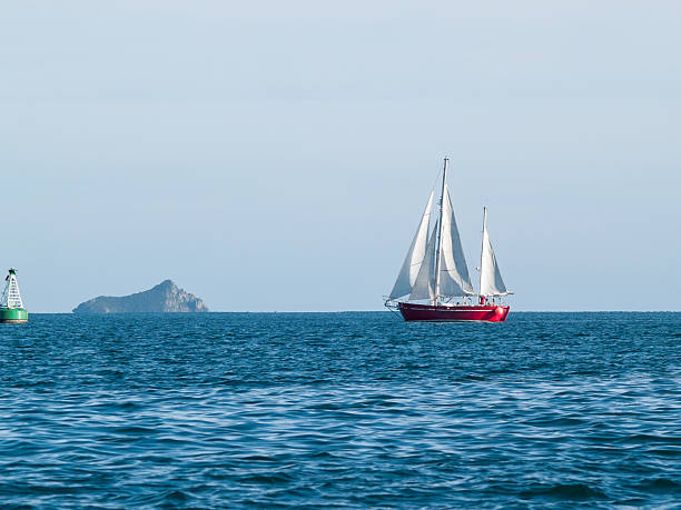 rosso yacht ketch capi per il porto di tauranga - ketch foto e immagini stock
