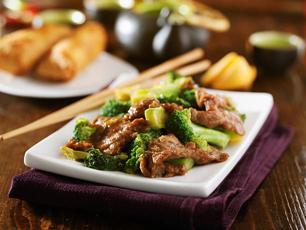 chinese carne de res y de brécol, stir fry con lados - chopsticks stir fried vegetable beef fotografías e imágenes de stock