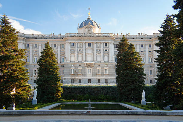 o palácio real de madrid e sabatini jardim no habitáculos pôr do sol. - urban scene real estate nobody white imagens e fotografias de stock