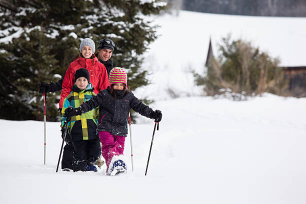 linia do wszystkich rodziny! - snowshoeing snowshoe child winter zdjęcia i obrazy z banku zdjęć