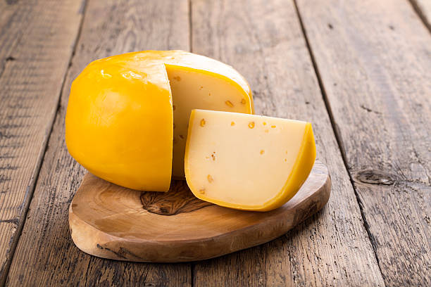 フェヌグリーク gauda ハーブチーズ - チーズ ストックフォトと画像