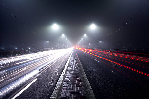 Nacht Verkehr mit Nebel – Foto