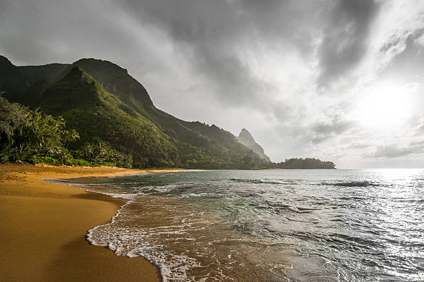 túneles beach : kauai en hawai - natural tunnel state park fotografías e imágenes de stock