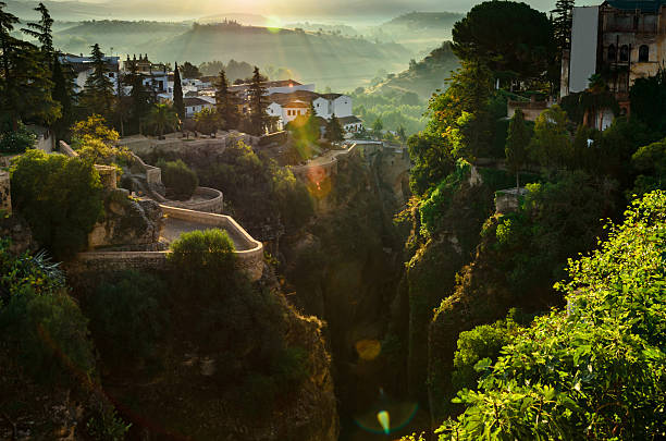 ronda im sonnenaufgang, spanien - ronda spain rhonda bridge stock-fotos und bilder