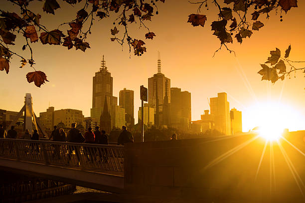 melbourne bei sonnenaufgang - melbourne skyline city australia stock-fotos und bilder