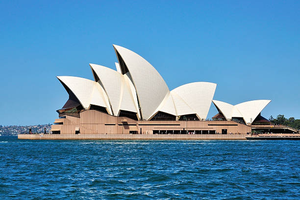 象徴的なシドニーオペラハウス - opera house australia sydney australia architecture ストックフォトと画像