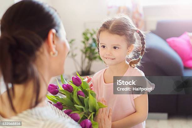 Ngày Của Mẹ Bé Gái Tặng Hoa Cho Mẹ Hình ảnh Sẵn có - Tải xuống Hình ảnh Ngay bây giờ - Con gái - Nữ, Ban ngày, Bím tóc - iStock Ngày Của Mẹ Bé Gái Tặng Hoa Cho Mẹ Hình Ảnh Sẵn Có - Tải Xuống Hình Ảnh Ngay Bây Giờ - Con Gái - Nữ, Ban Ngày, Bím Tóc - Istock