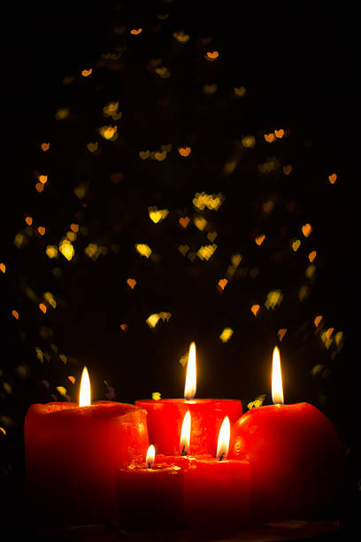 rote kerzen brennen mit bokeh-leuchten - candle heat gold burning stock-fotos und bilder