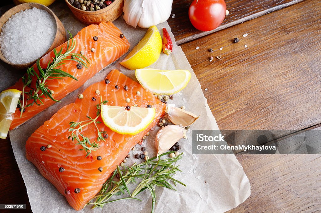 Primas salmón en masa mientras cocinan de papel - Foto de stock de Salmón - Animal libre de derechos