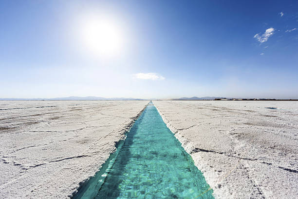 piscina de agua en las salinas grandes jujuy, argentina. - san salvador fotografías e imágenes de stock