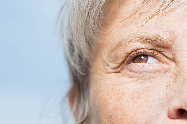 detalhe de mulher rosto - wrinkles eyes imagens e fotografias de stock