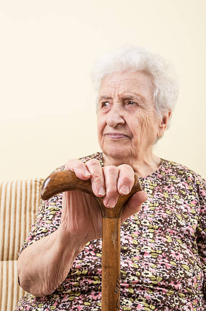 年配の女性、ケイン - human hand aging process senior adult cane ストックフォトと画像