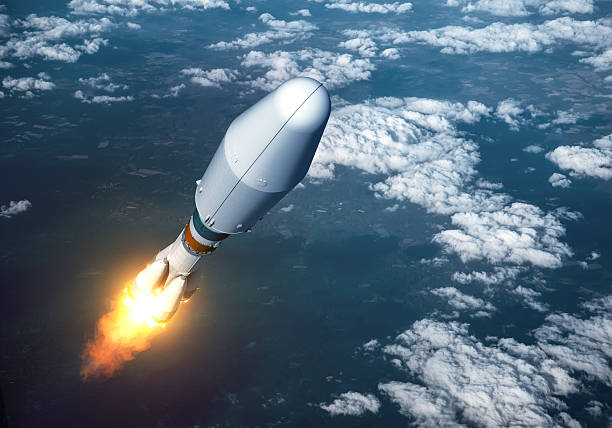 metales cohete portador lanzamiento en las nubes - expendable fotografías e imágenes de stock