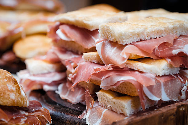 italiano panini focaccia con prosciutto - prosciutto crudo foto e immagini stock