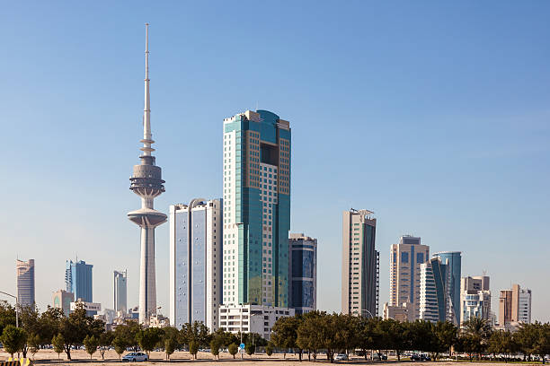 panorama du centre-ville de koweït - kuwait city photos et images de collection