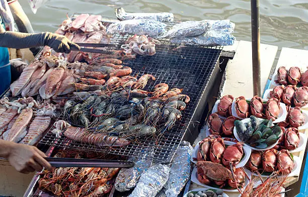 Photo of Damnoen saduak floating market, Thailand with food sale