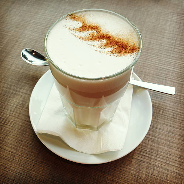 아몬드 우유관 라떼 마키아토 - mobilestock coffee latté drink 뉴스 사진 이미지