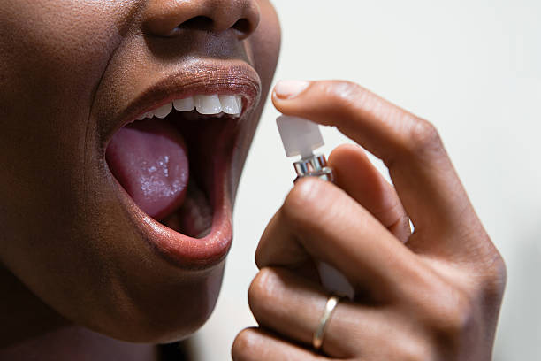 femme avec bol désodorisant - human mouth human teeth indoors young women photos et images de collection