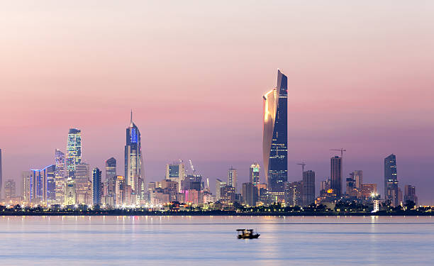 koweït city, de nuit - kuwait city photos et images de collection