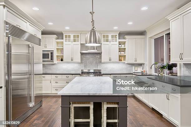 Hermosa De Lujo Su Hogar Lejos Del Hogar Con La Cocina De La Isla Y Acero Inoxidable Foto de stock y más banco de imágenes de Cocina - Estructura de edificio