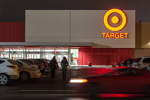 storefront target in canada - editorial maritime provinces canada night foto e immagini stock