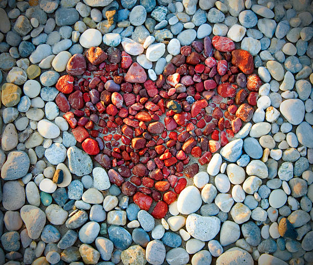 rouge coeur - heart shape stone red ecard photos et images de collection