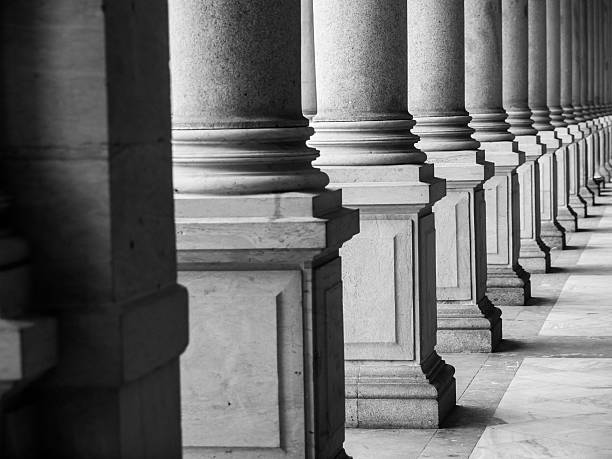 kolumny w wiersz czarny i biały) - corinthian courthouse column legal system zdjęcia i obrazy z banku zdjęć