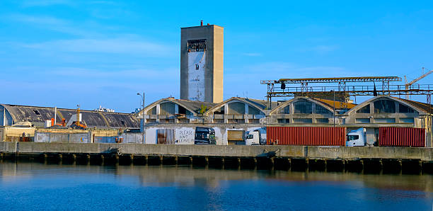 늙음 포기됨 공장 함께 dock of 라벤나, 이탈리아 - montreal harbor old commercial dock 뉴스 사진 이미지