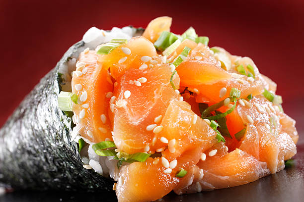 temaki sushi di salmone - temaki food sushi salmon foto e immagini stock