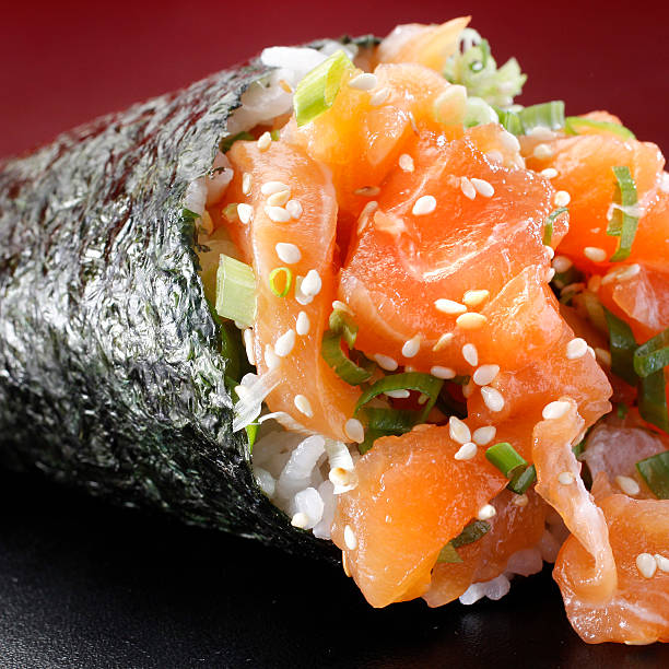 サーモンの手巻き寿司 - temaki food sushi salmon ストックフォトと画像